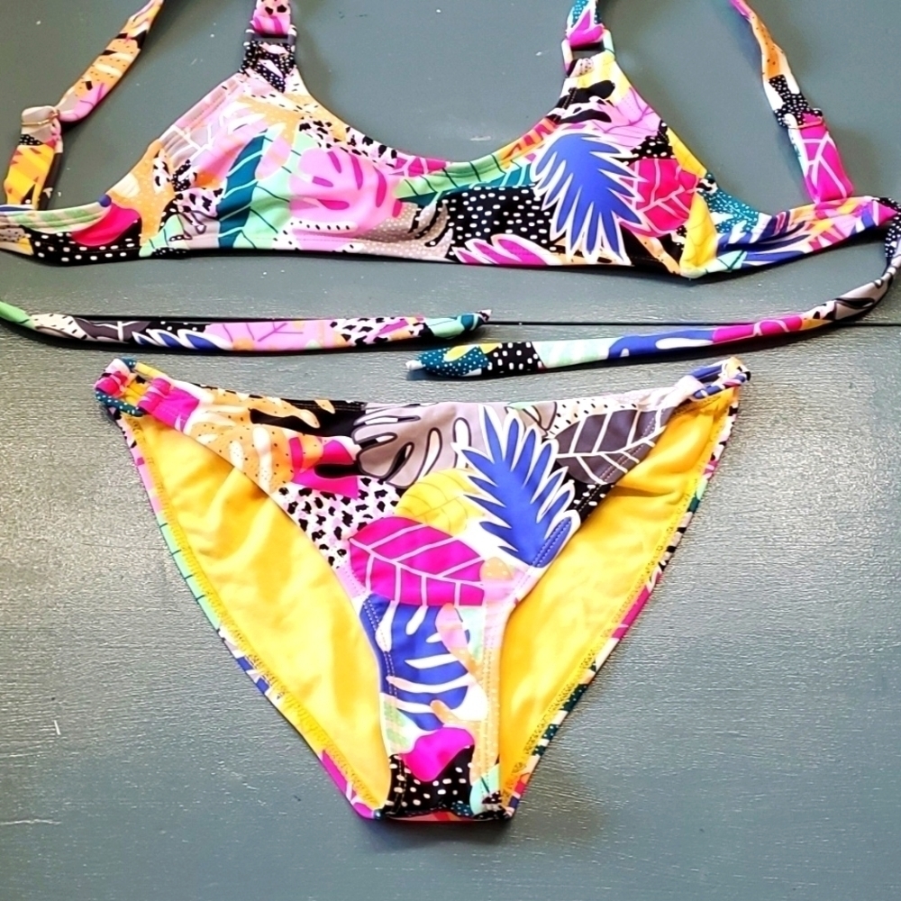 California waves bikini bathing suit. Bright colors. Excellent size large
